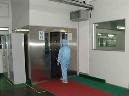 風(fēng)淋室是人員進(jìn)入潔凈室無(wú)塵車(chē)間所必備的凈化設(shè)備 風(fēng)淋室是人員進(jìn)入潔凈室無(wú)塵車(chē)間所必備的凈化設(shè)備