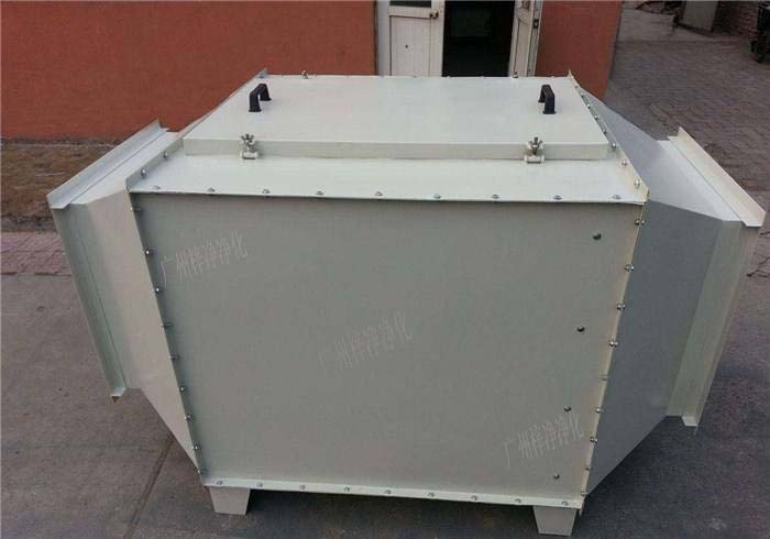 空氣過濾箱內(nèi)部結(jié)構(gòu)裝的初效空氣過濾器,高效空氣過濾器,風(fēng)機(jī)組合而成。 空氣過濾箱內(nèi)部結(jié)構(gòu)裝的初效空氣過濾器,高效空氣過濾器,風(fēng)機(jī)組合而成。