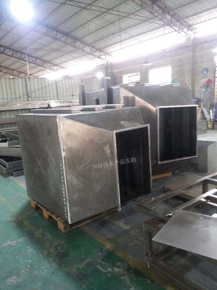 增壓新風柜可根據(jù)不同的通風管道布局，訂做不同的進出風口方向的風柜；