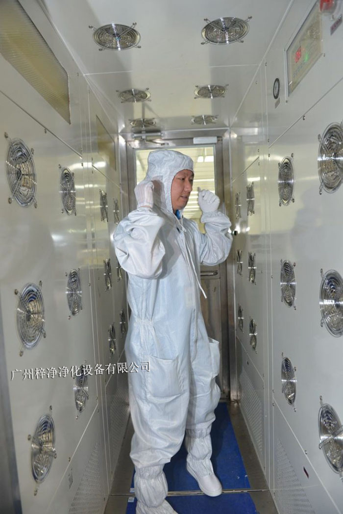 風(fēng)淋室不僅可以為工作人員提供清潔的空氣環(huán)境,還可以對(duì)物料進(jìn)行凈化處理。 風(fēng)淋室不僅可以為工作人員提供清潔的空氣環(huán)境,還可以對(duì)物料進(jìn)行凈化處理。