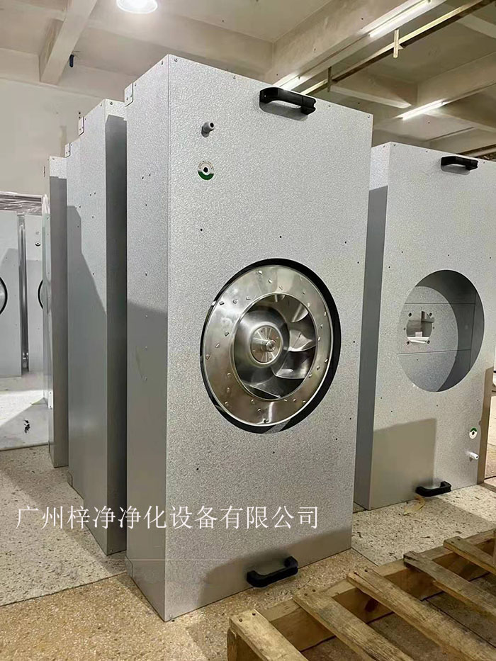 直流FFU適用于半導體、電子、平板顯示器和磁盤驅動器的廠家及光學、生物工業及其它對空氣中污染有嚴格控制要求的地方。