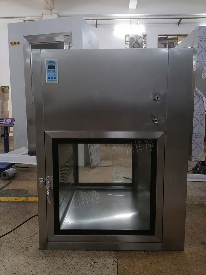 傳遞窗通常包括冷軋鋼板噴塑制作或優(yōu)質(zhì)不銹鋼制作、透明玻璃，紫外線殺菌燈、照明和局部高效過濾器等。