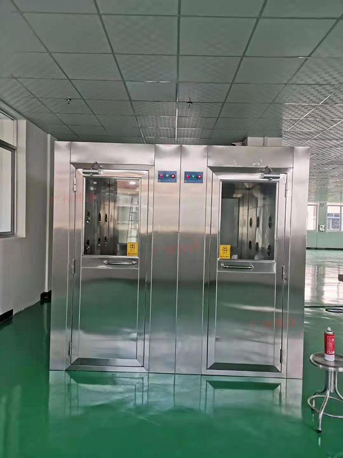 風淋室和潔凈室都是確保產品生產環境達到高潔凈度的重要設施。