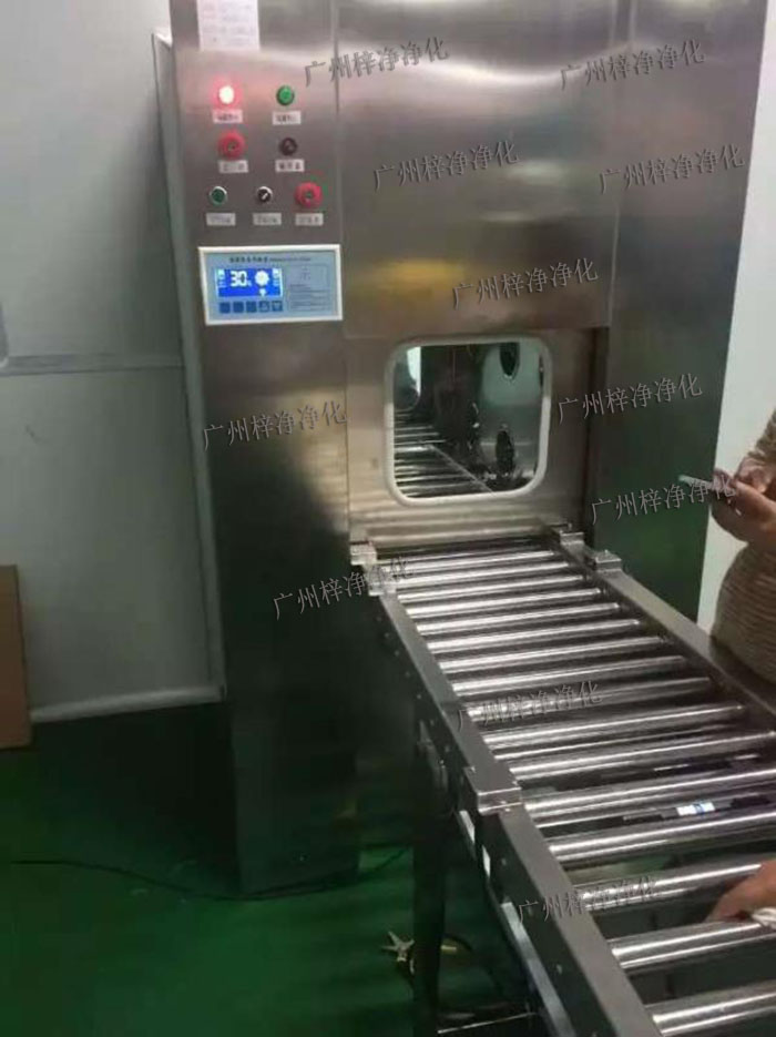 輸送線風(fēng)淋傳遞窗與輸送線貨淋室是潔凈室中用于物品傳遞和空氣凈化的關(guān)鍵設(shè)備。