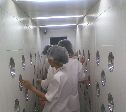 在進入風淋室之前，必須先脫去個人衣物，更換成潔凈服。