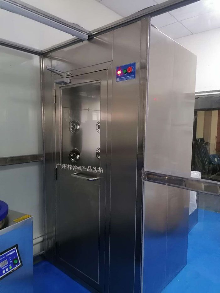 藥行業實驗室的風淋室可以根據實驗室的具體需求進行定制，包括風淋室尺寸、風淋室風速、風淋室高效空氣過濾器過濾效率等，以適應不同實驗活動的需要。