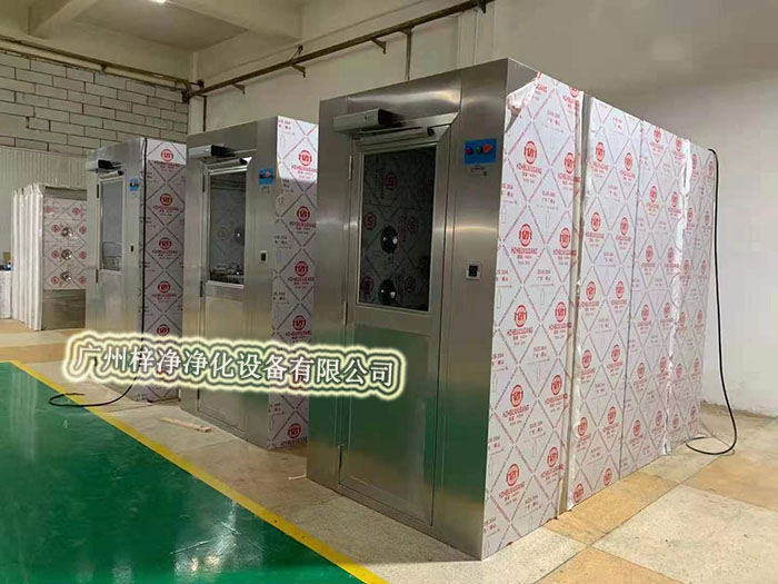 全不銹鋼風(fēng)淋室通道外觀簡潔、大方,使用壽命長 全不銹鋼風(fēng)淋室通道外觀簡潔、大方,使用壽命長