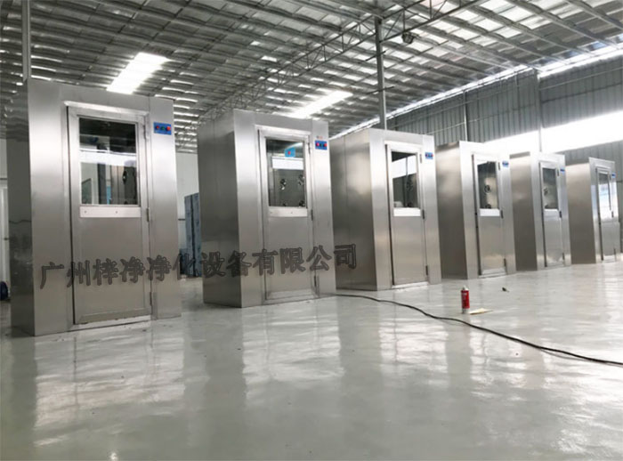 風(fēng)淋室內(nèi)部空氣的流動(dòng)均勻性對于確保潔凈室內(nèi)的氣流方向和速度分布至關(guān)重要。 風(fēng)淋室內(nèi)部空氣的流動(dòng)均勻性對于確保潔凈室內(nèi)的氣流方向和速度分布至關(guān)重要。