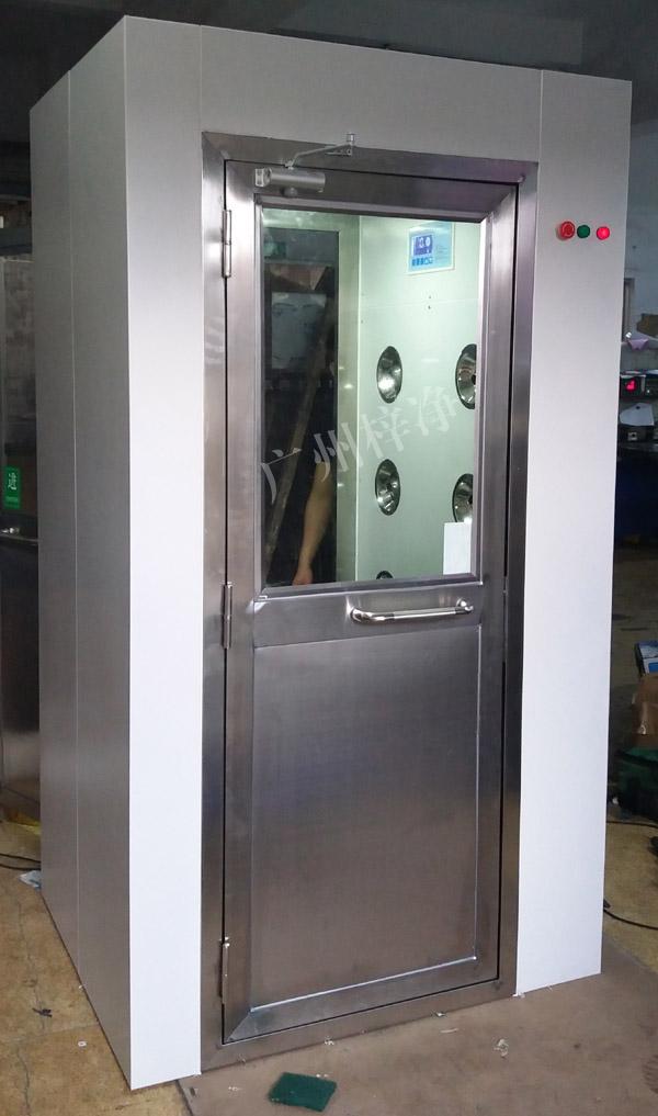 1200型風淋室是進入潔凈室所必需的通道，可以減少進出潔凈室所帶來的污染問題。