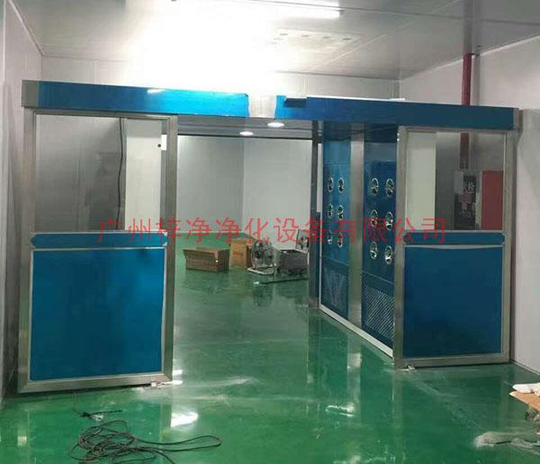 現場安裝中的全自動平移門風淋室圖片二 現場安裝中的全自動平移門風淋室圖片二